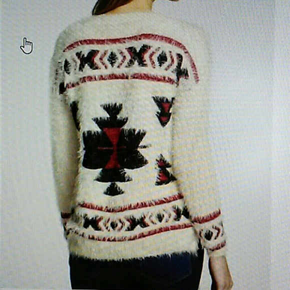 Everleigh Aztec Fuzzy high low hem Sweater size L - Picture 7 of 8